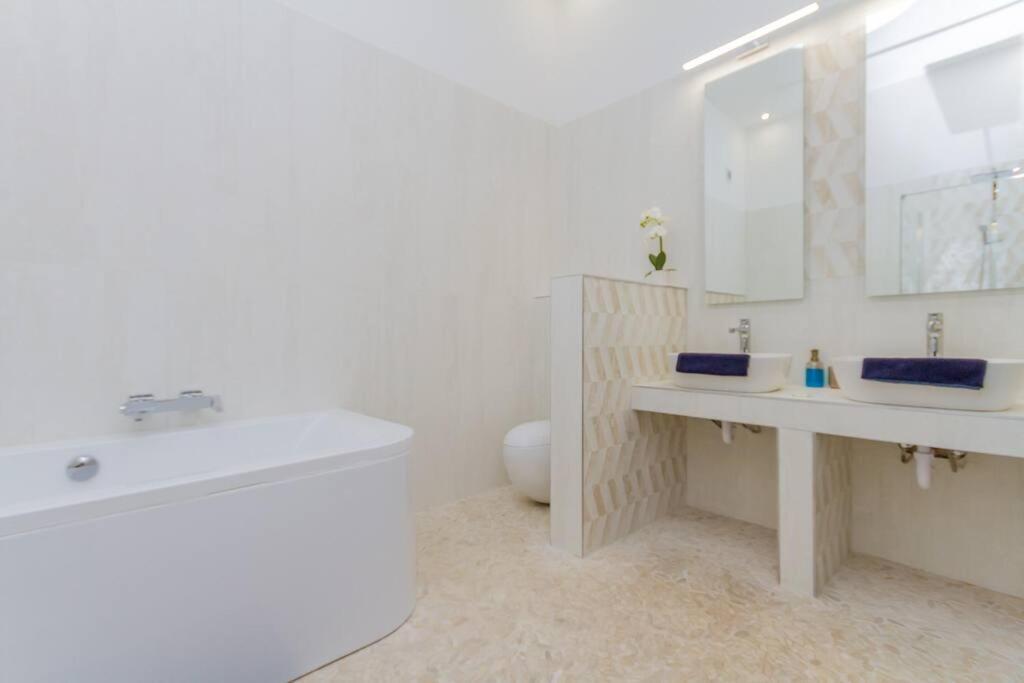 The Opulent Oasis By Newave Apartments بودابست المظهر الخارجي الصورة